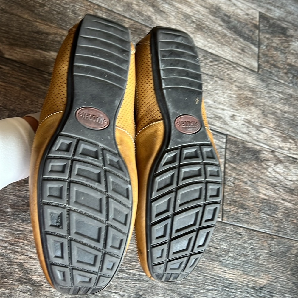 Men's Tan Leather Slip-On Loafers - Picture 5 of 7